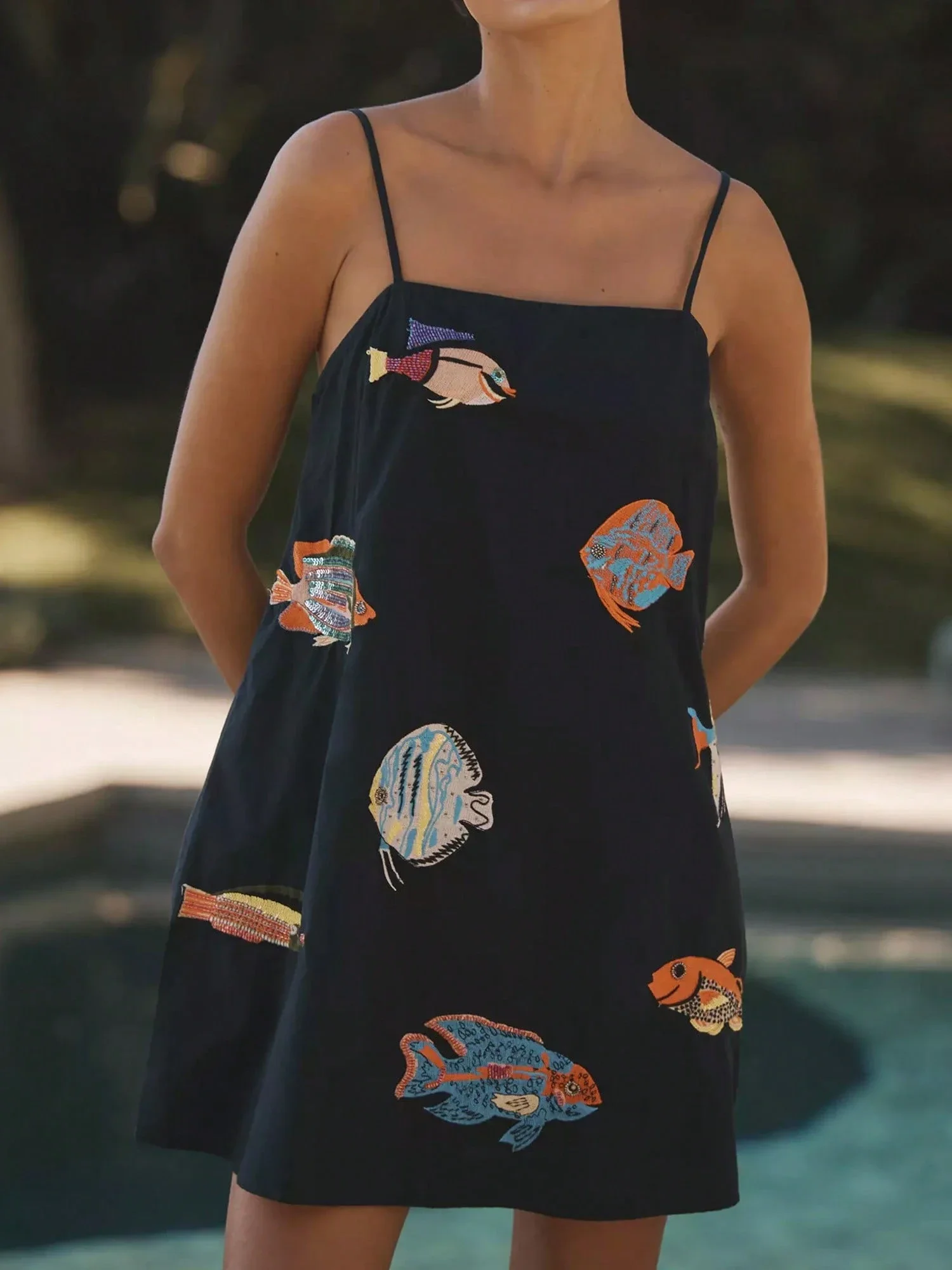 

Женское мини-платье в стиле бохо с вышивкой в виде рыбок, на тонких бретелях, свободного кроя, летний сарафан А-силуэта