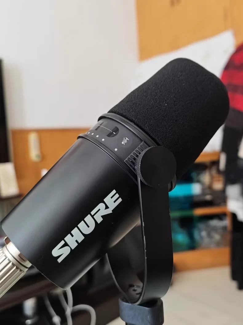 Shure MV7 Hybrid USB/XLR dynamic microphone for outdoor live use with frequency response and built-in sound card microphone