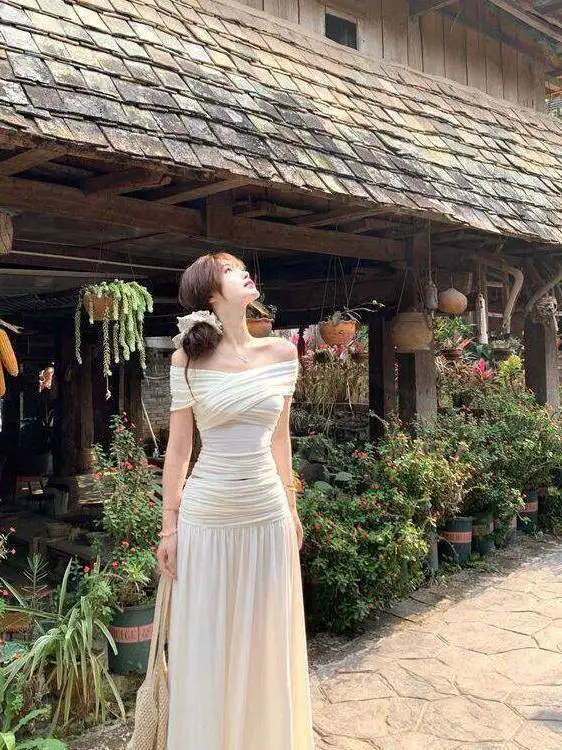 

White One-Shoulder Top And Half-Length Skirt Two-Piece Set for Women Gentle Elegant Spring Summer Design Fashionable Casual