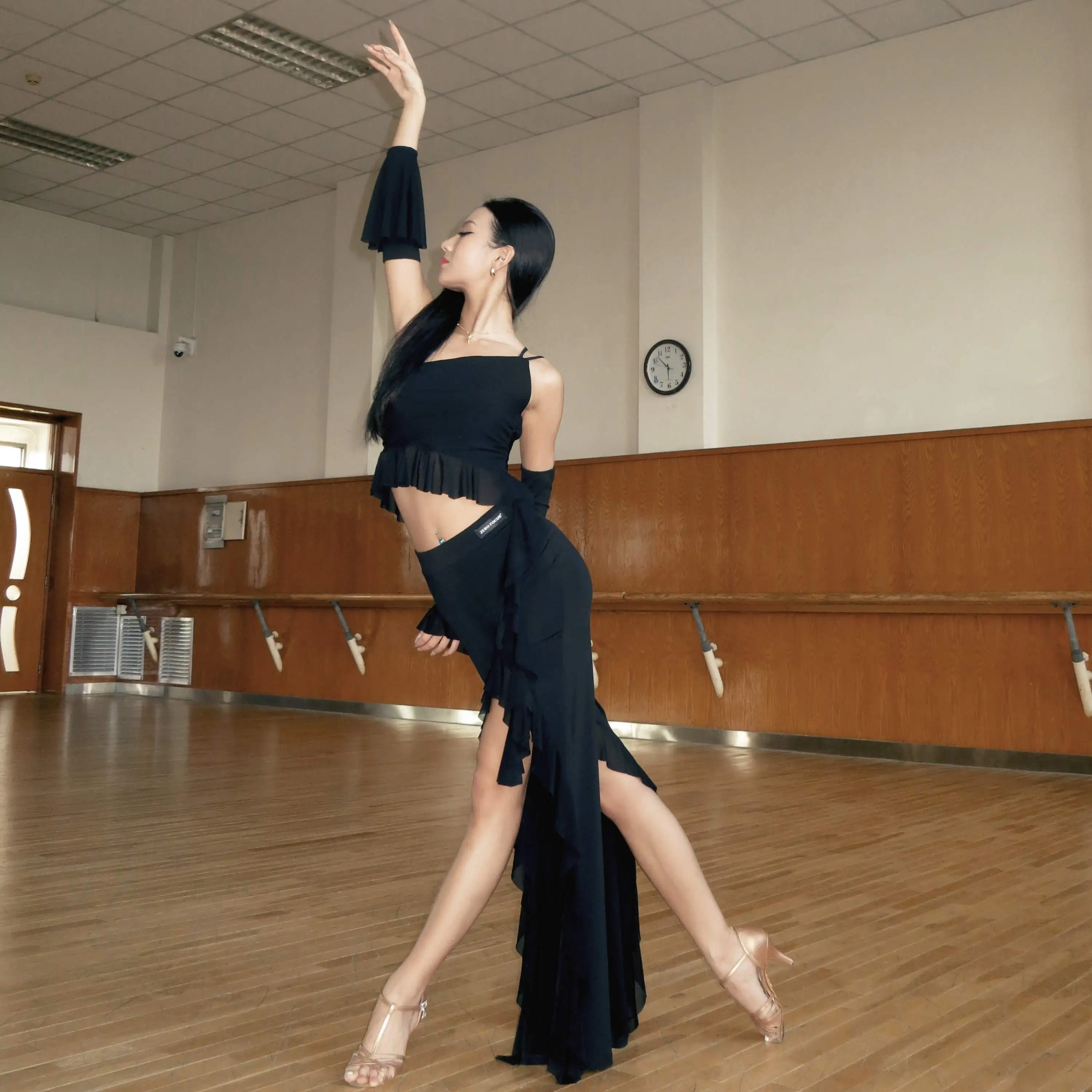 ملابس الرقص اللاتينية الجديدة لعام 2025 ملابس النساء المنافسة ملابس علوية قصيرة سوداء سراويل شق تشا تشا رومبا بدلة أداء الرقص DNV24240