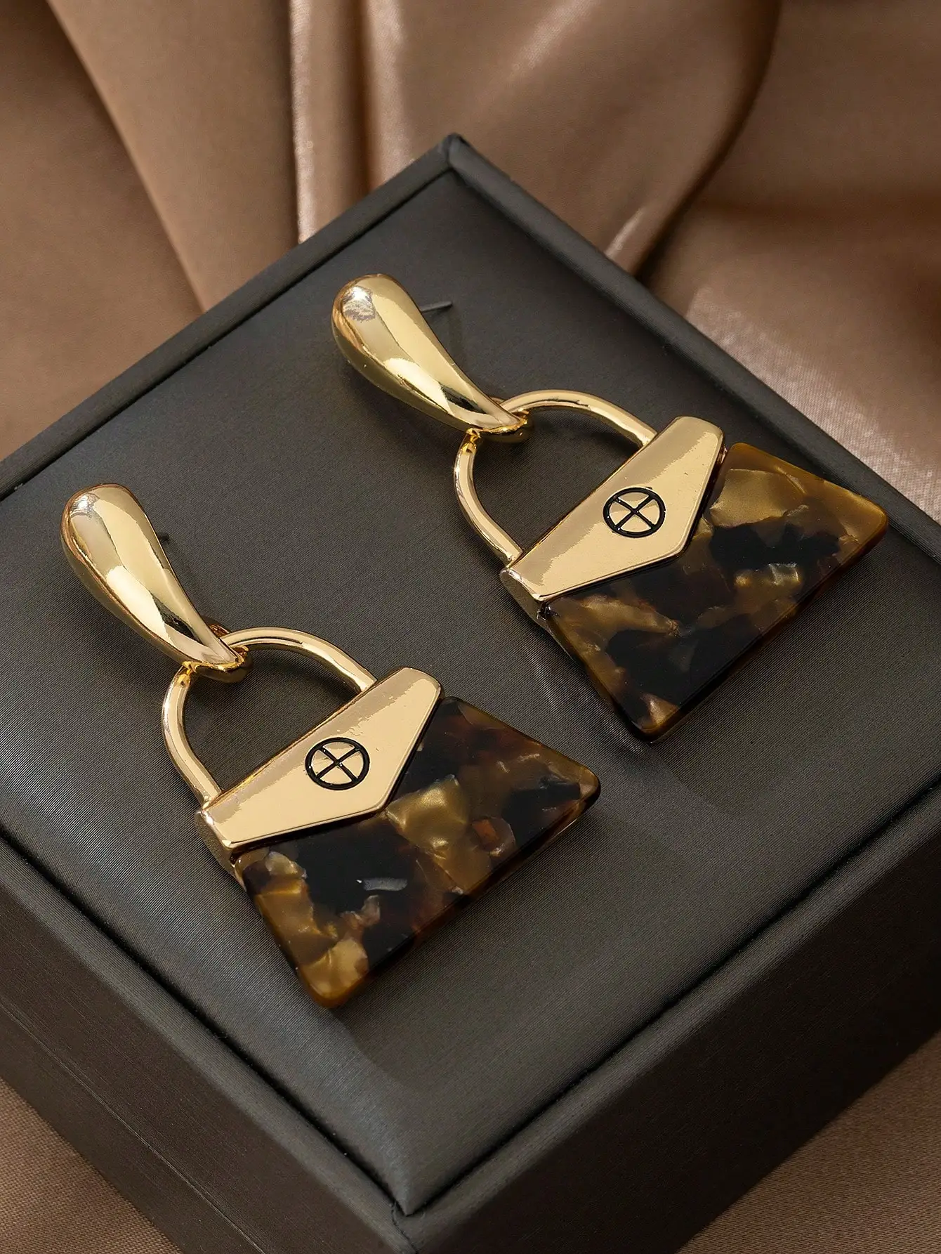 

Серьги-конверты под черепаховый панцирь с золотистыми шпильками для женщин, модные аксессуары