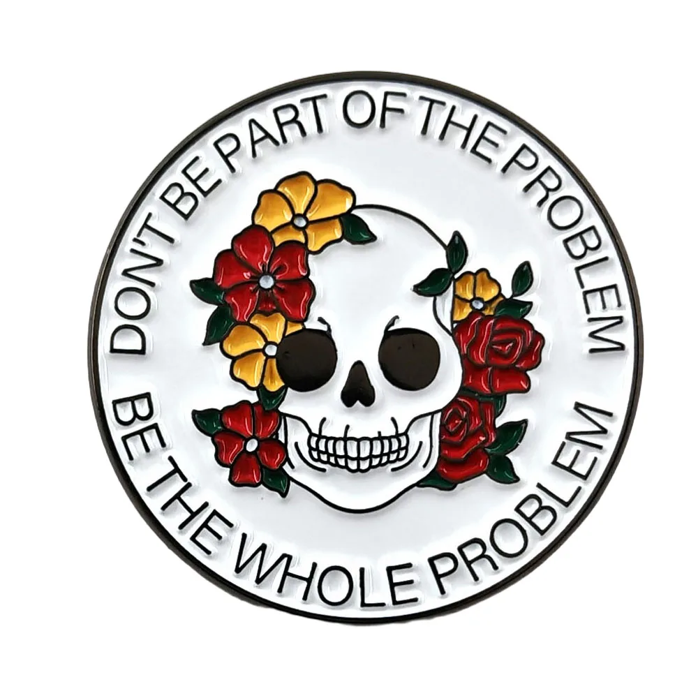 Sei nicht Teil des Problems, sondern das ganze Problem – lustige Brosche mit Skelett- und Blumenmotiv, englischer Slogan, runder Metall-Anstecker. – Detail 1