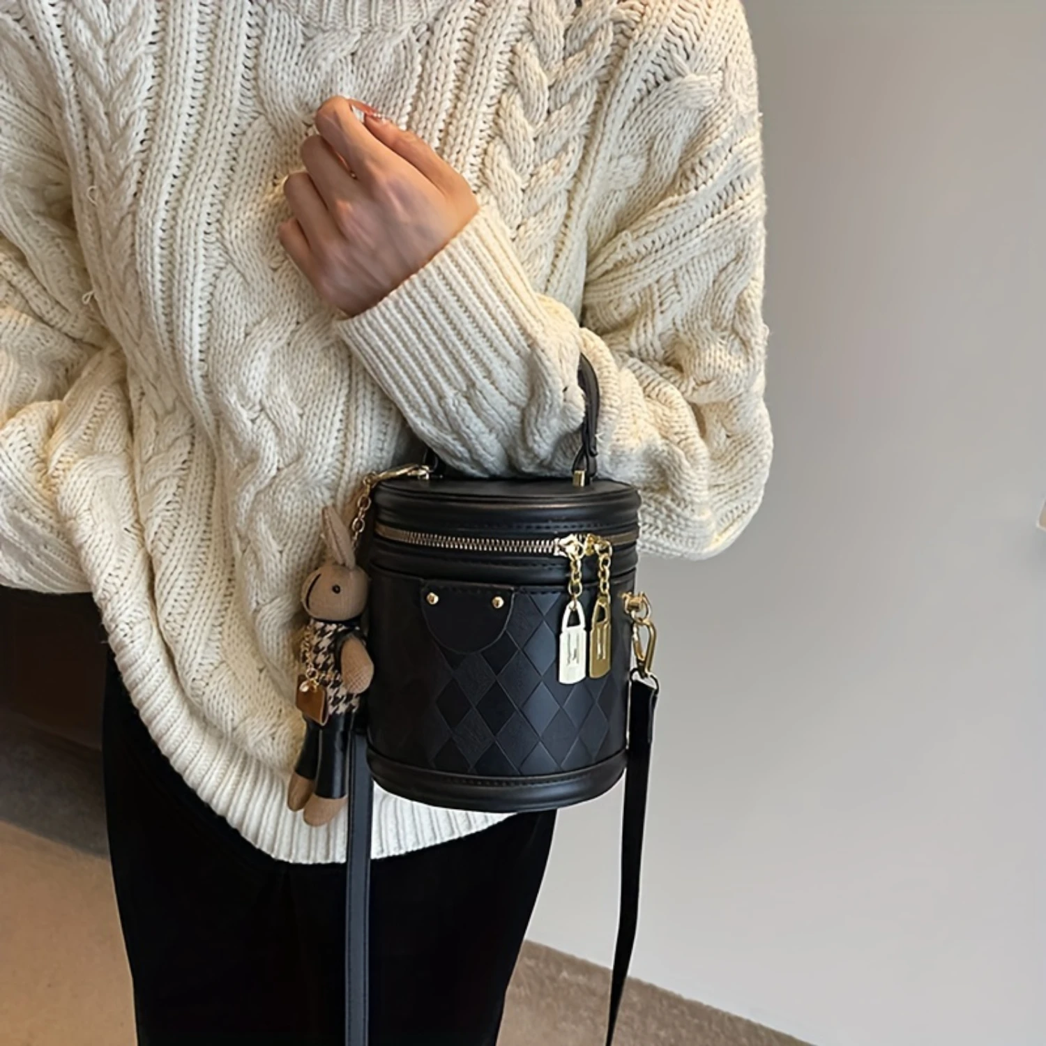 

Fashion Bucket Bag With Rabbit Pendant, Two-Tone PU Leather, Trendy Round Barrel Handbag, Crossbody Shoulder Purse With Handle