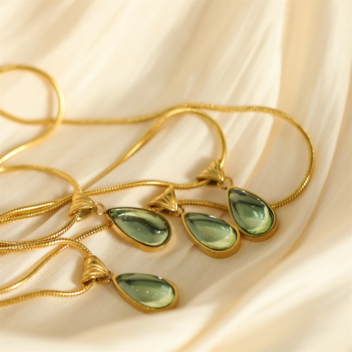 Water droplet blue ocean necklace, niche French collarbone chain, stainless steel plated with 18K gold