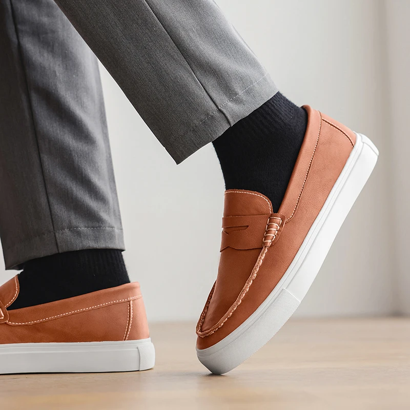 Mocasines de cuero a la moda para hombre, zapatos informales suaves y cómodos para hombre, zapatos de conducción sin cordones, zapatos ligeros transpirables para caminar