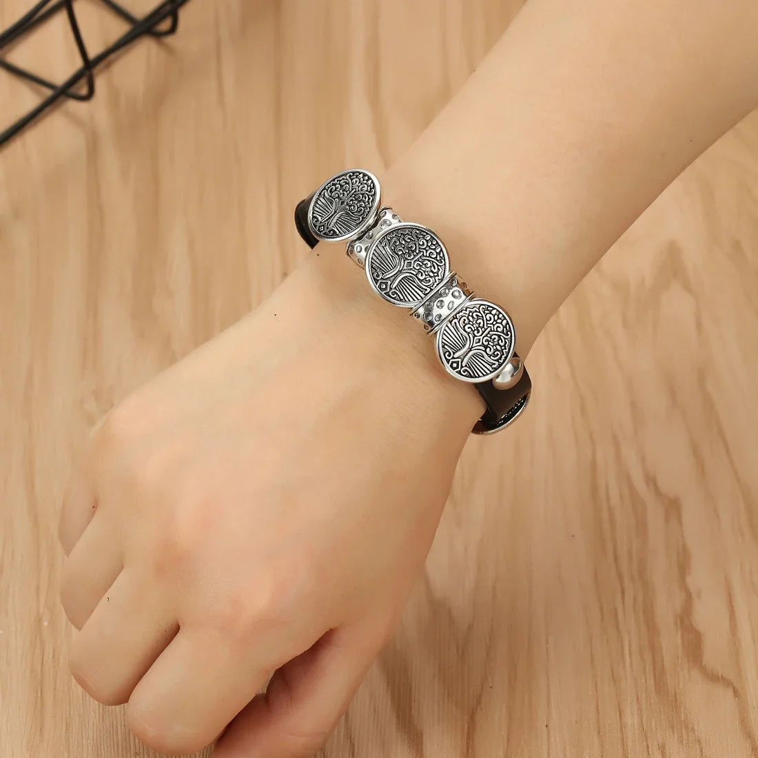 

Retro Casual Black Leather Bracelet Adjustable Retro Skull Shaped Bracelet Suitable for Men Daily Wear Multifunctional Accessory