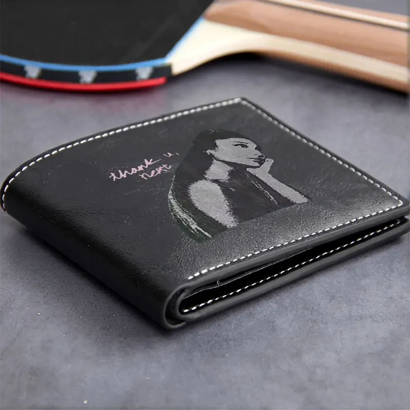 محفظة أريانا Grande Thank U Next من جلد البولي يوريثان بتصميم بسيط وخفيف الوزن ومتين للجنسين للاستخدام اليومي