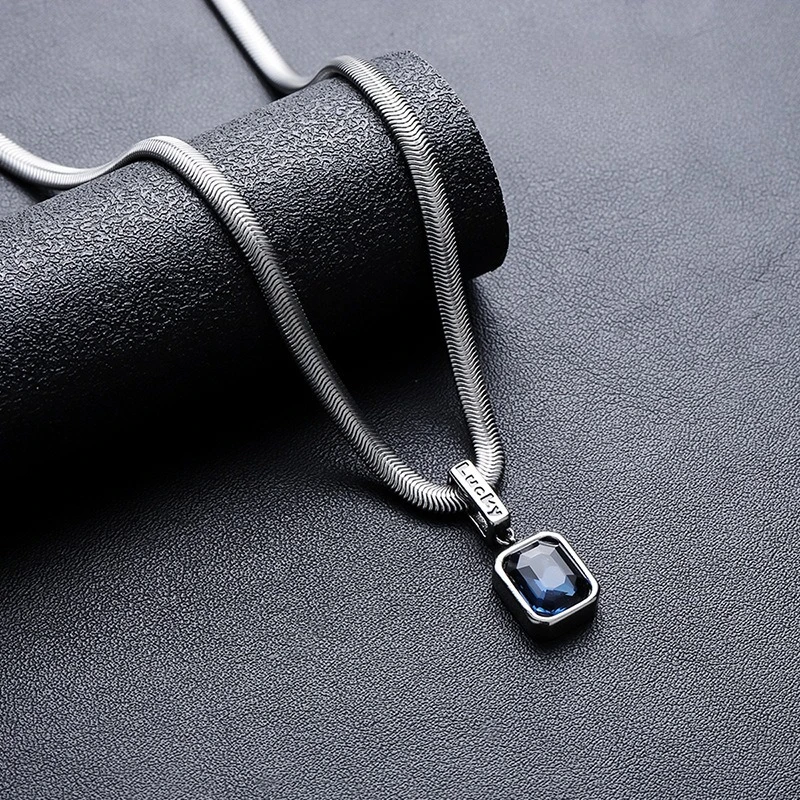 Blaue Kristalle Geometrische Anhänger Schlangenknochenkette Titanstahl Männer Persönlichkeit High-End Vielseitige Halsketten Modeschmuck