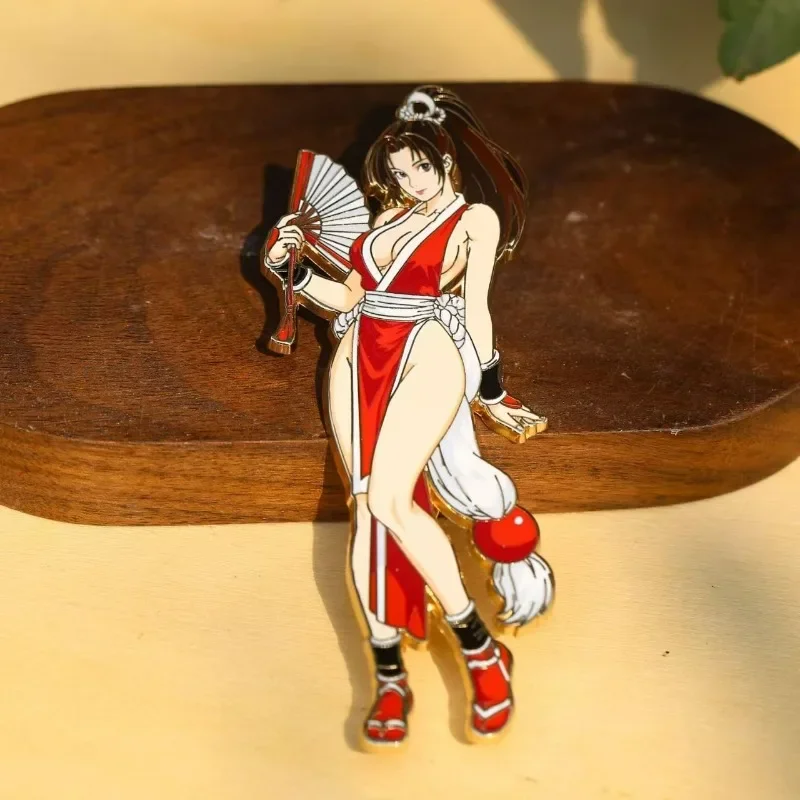 Pin de esmalte de Mai Shiranui de King of Fighters 97, broche de metal de anime y videojuego, insignia retro de arcade para mochila, ropa, regalo coleccionable.