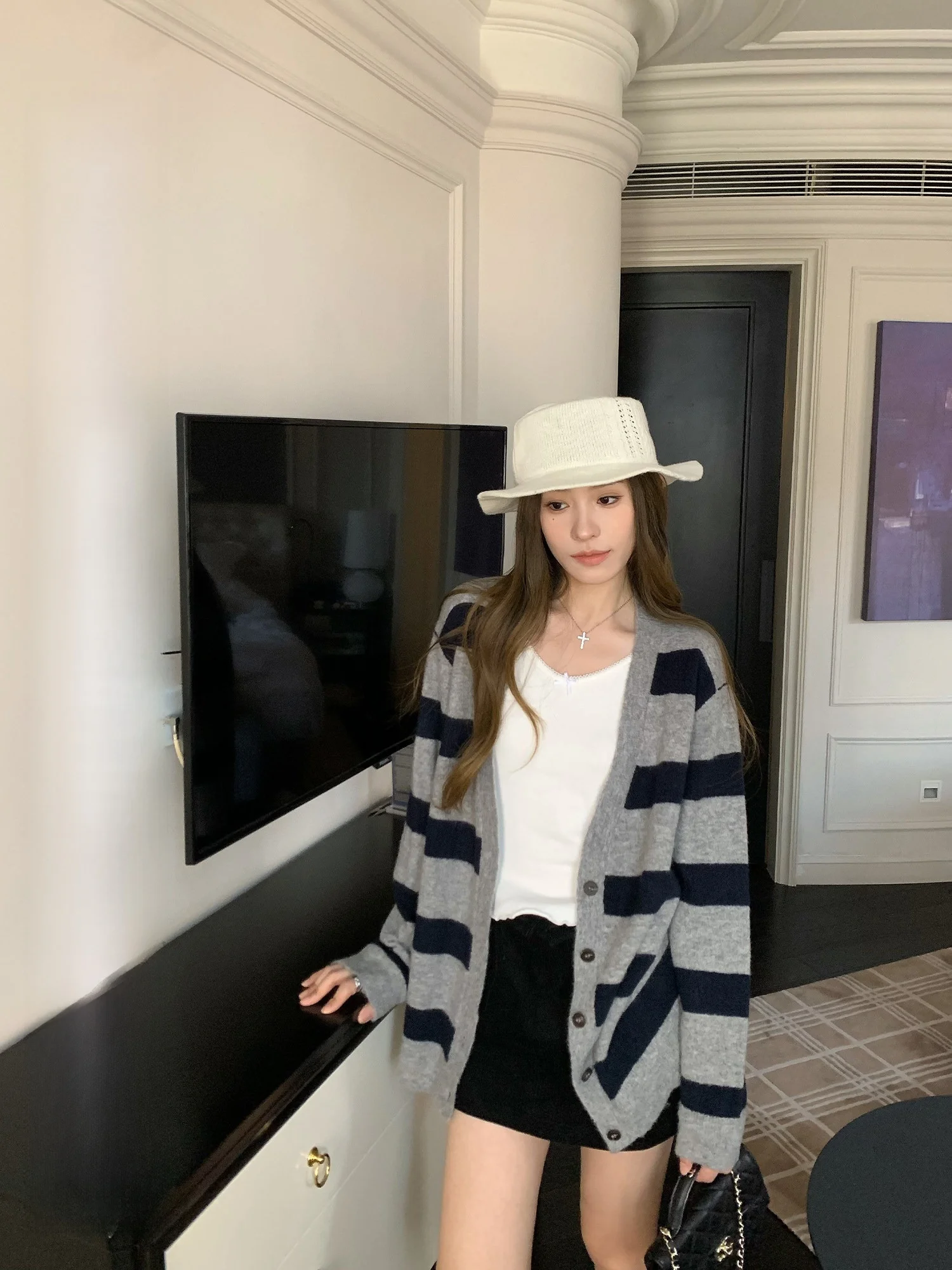 

Винтажный вязаный кардиган Hhi для женщин, свободный крой, корейский стиль, длинный рукав, V-образный вырез, на пуговицах, приталенный, осенний