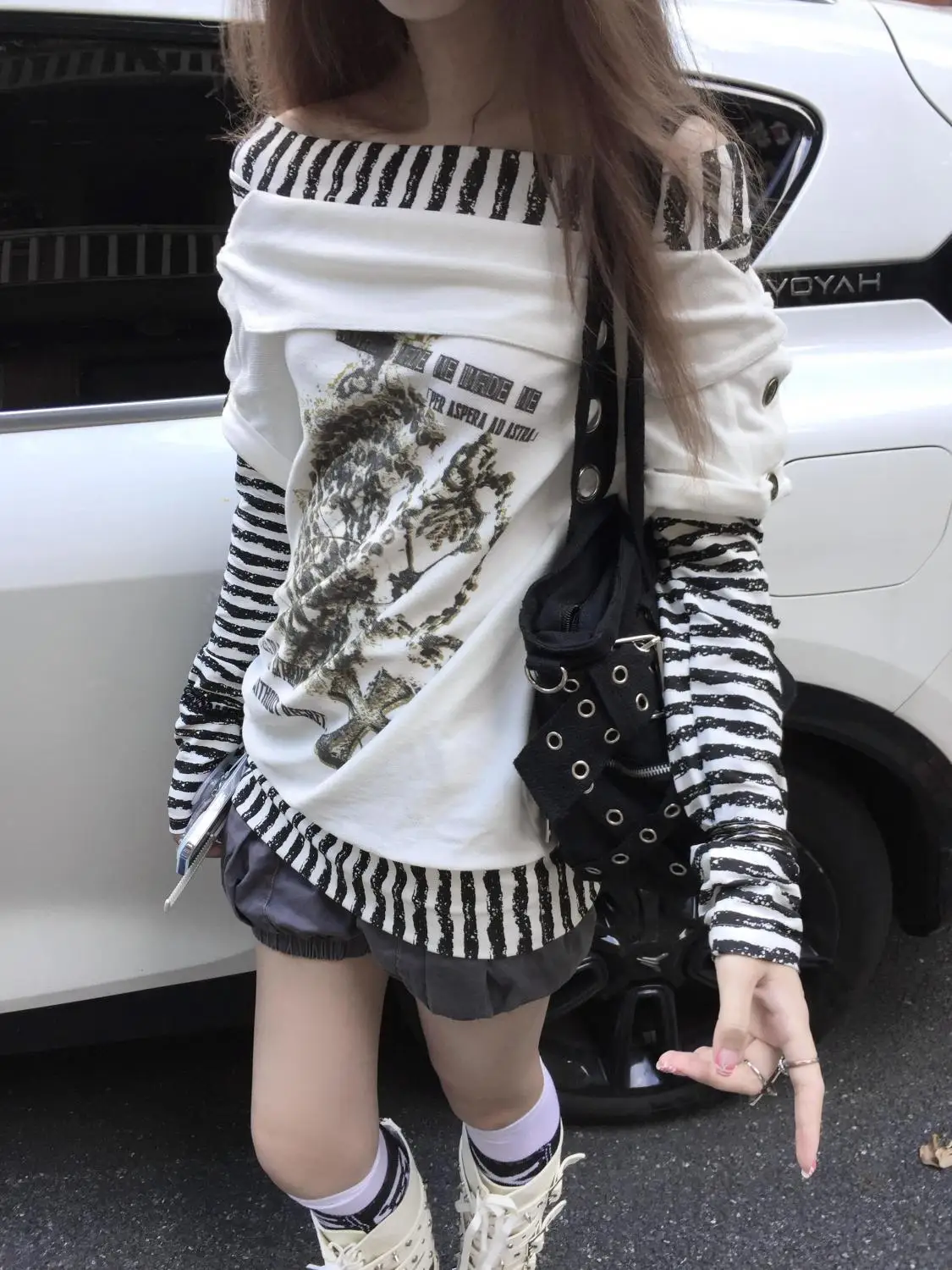 

Черно-белый свитшот с принтом в полоску и крестом, с длинными рукавами, открытыми плечами, в стиле панк, свободного кроя, с графическим принтом Y2K, в стиле Spice Girls, уличная одежда