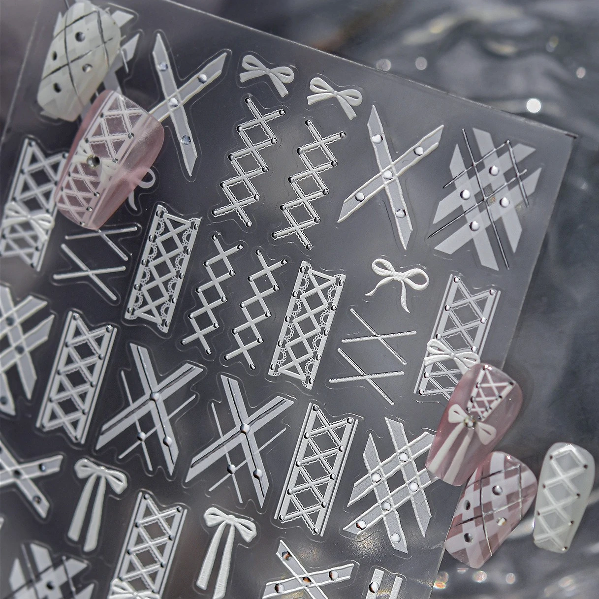 純白のストラップ、蝶結びリボン、レオパード柄の蝶ネクタイ、チェリー、水玉模様、ハート、星、ラインストーン、パール、シックなネイルアートステッカー、デカール