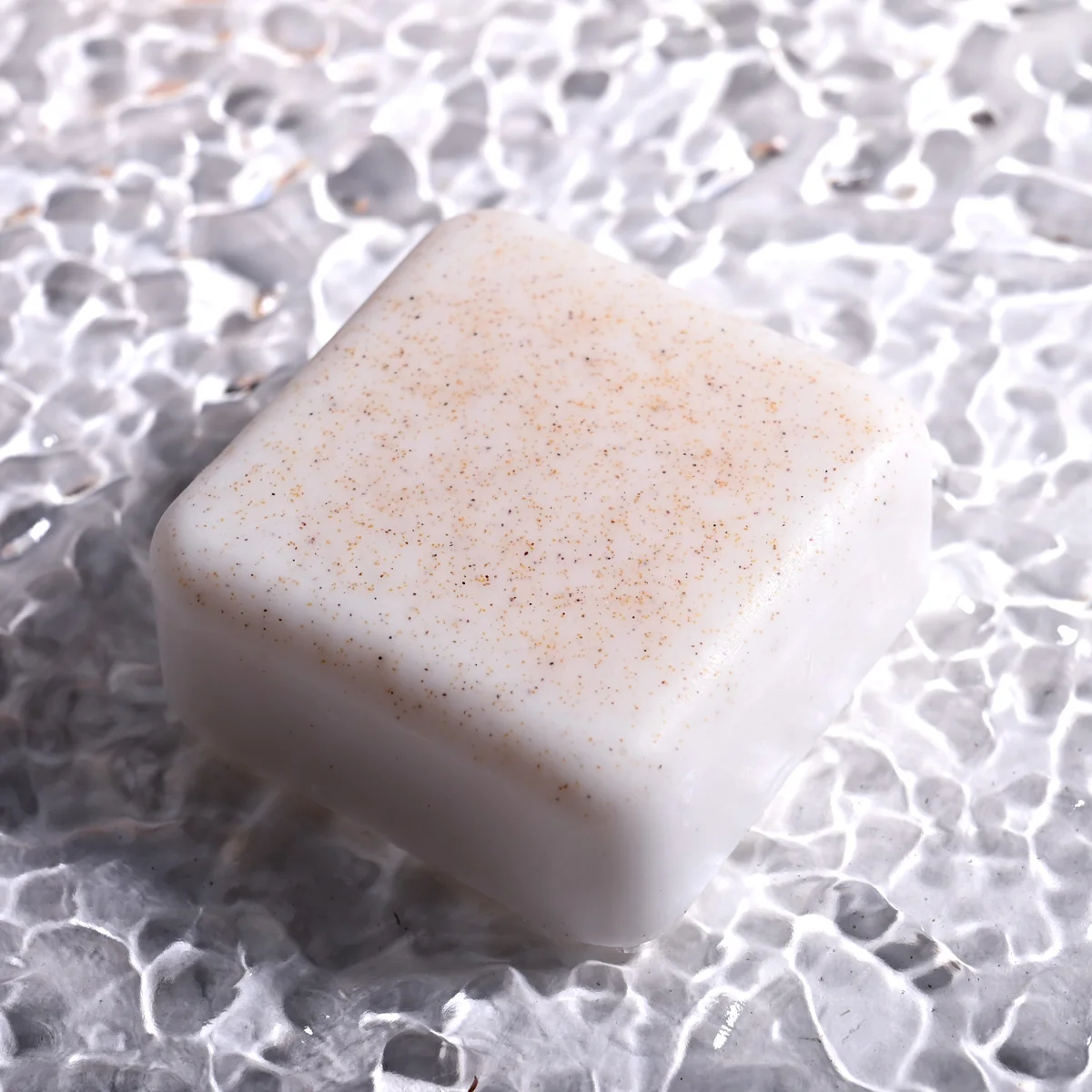 140G scrub coconut essence bath soap, olive oil and shea butter are added to moisturize the skin