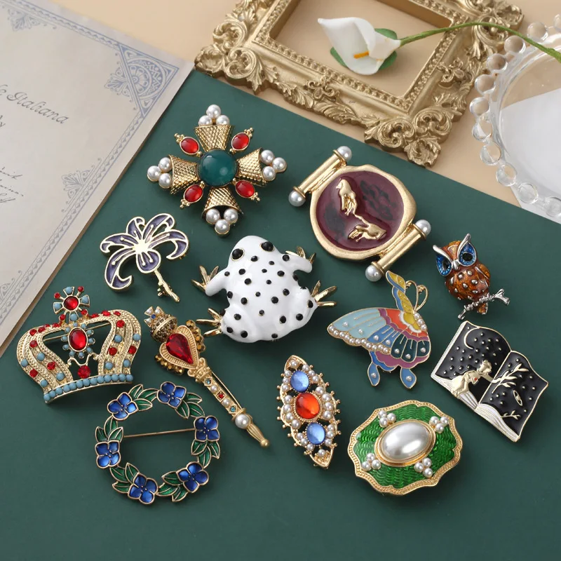 Baroque Style Wand Pins Vintage Geometry Frog Book Badges Elegant Sweet Flower Crown Owl Brooch Jewelry Sets for Women Ladies