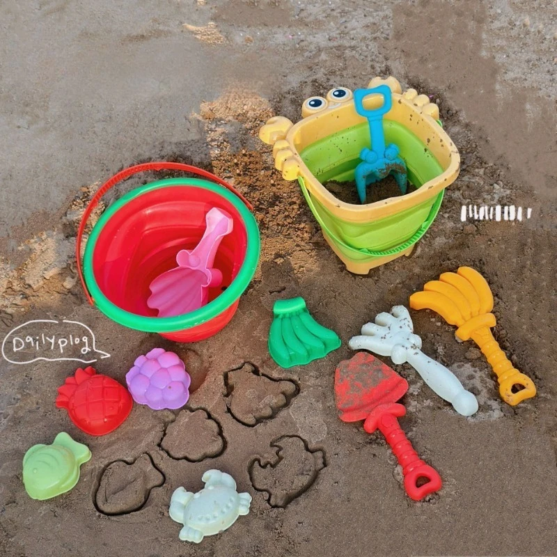 Set di giocattoli da spiaggia con secchiello pieghevole Strumenti creativi per la sabbia e stampi per frutta - Perfetto per giocare e viaggiare