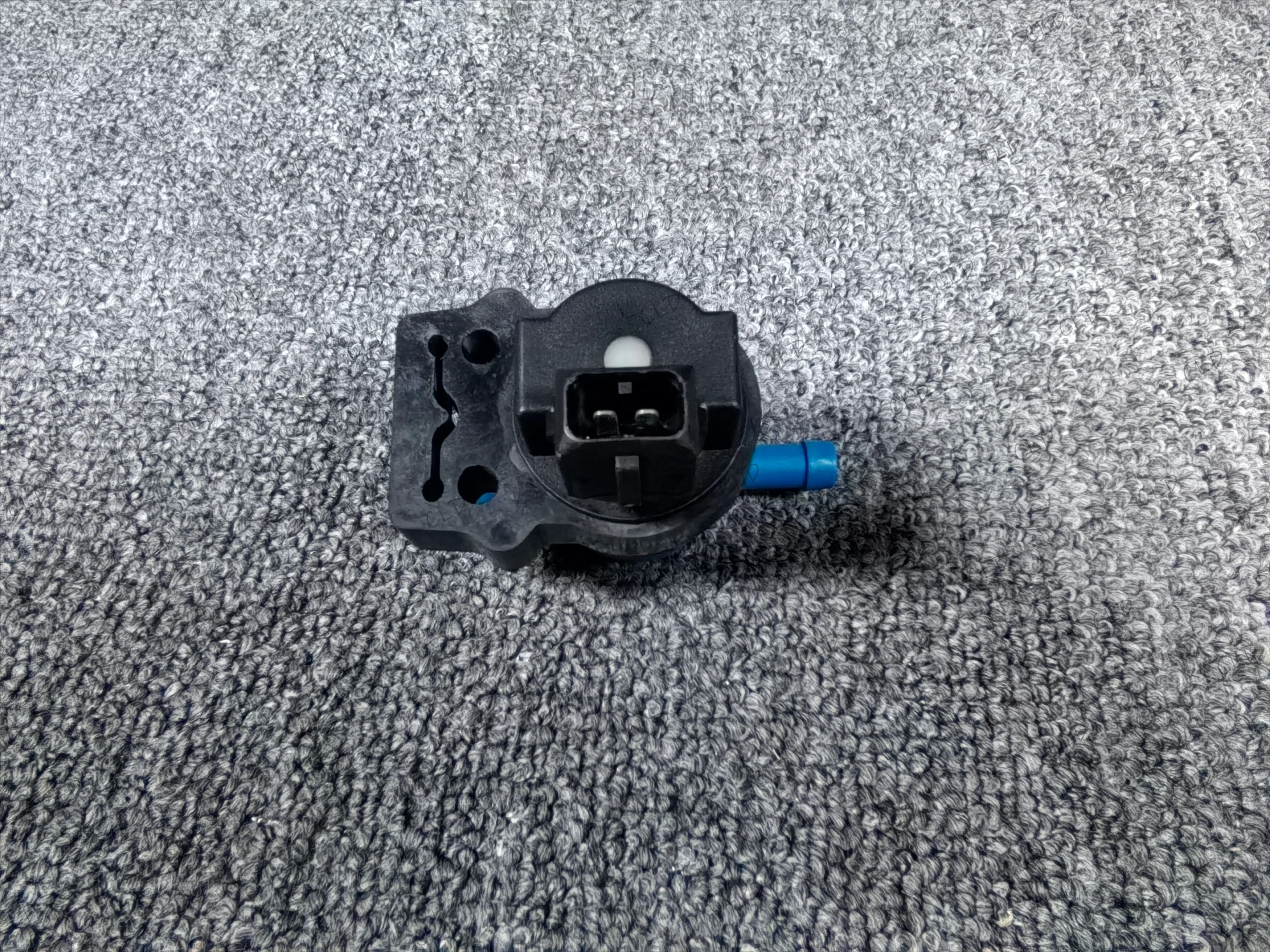 0004708593 La válvula solenoide de purificación del tanque de vapor A0004708593 es adecuada para Mercedes Benz W204 1624 W463 W221 R230