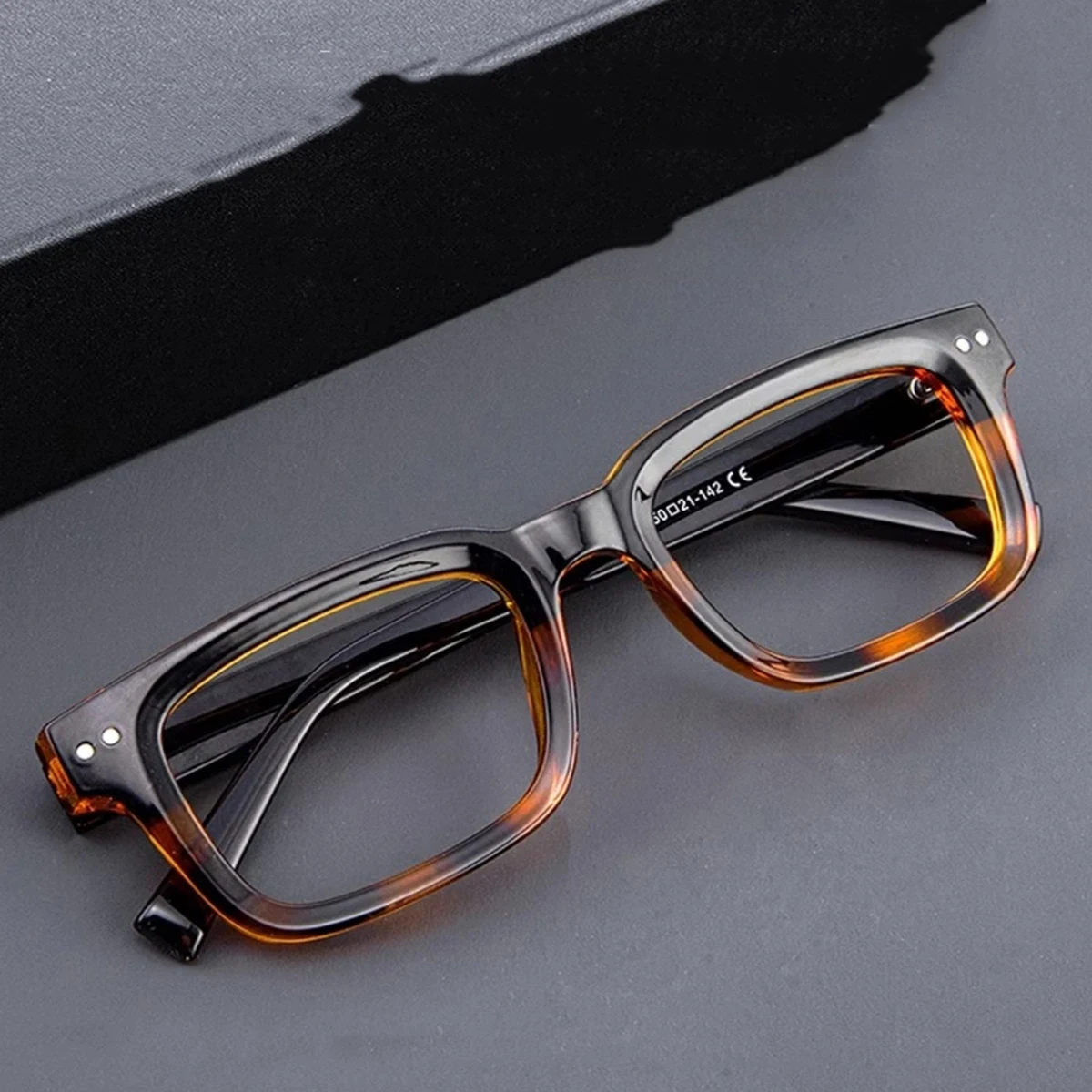 The New Nerdy Tortoiseshell Small-framed Glasses Feature A Retro Japanese Oval Anti-blue Light Frame and Temple, Which Is Fashio