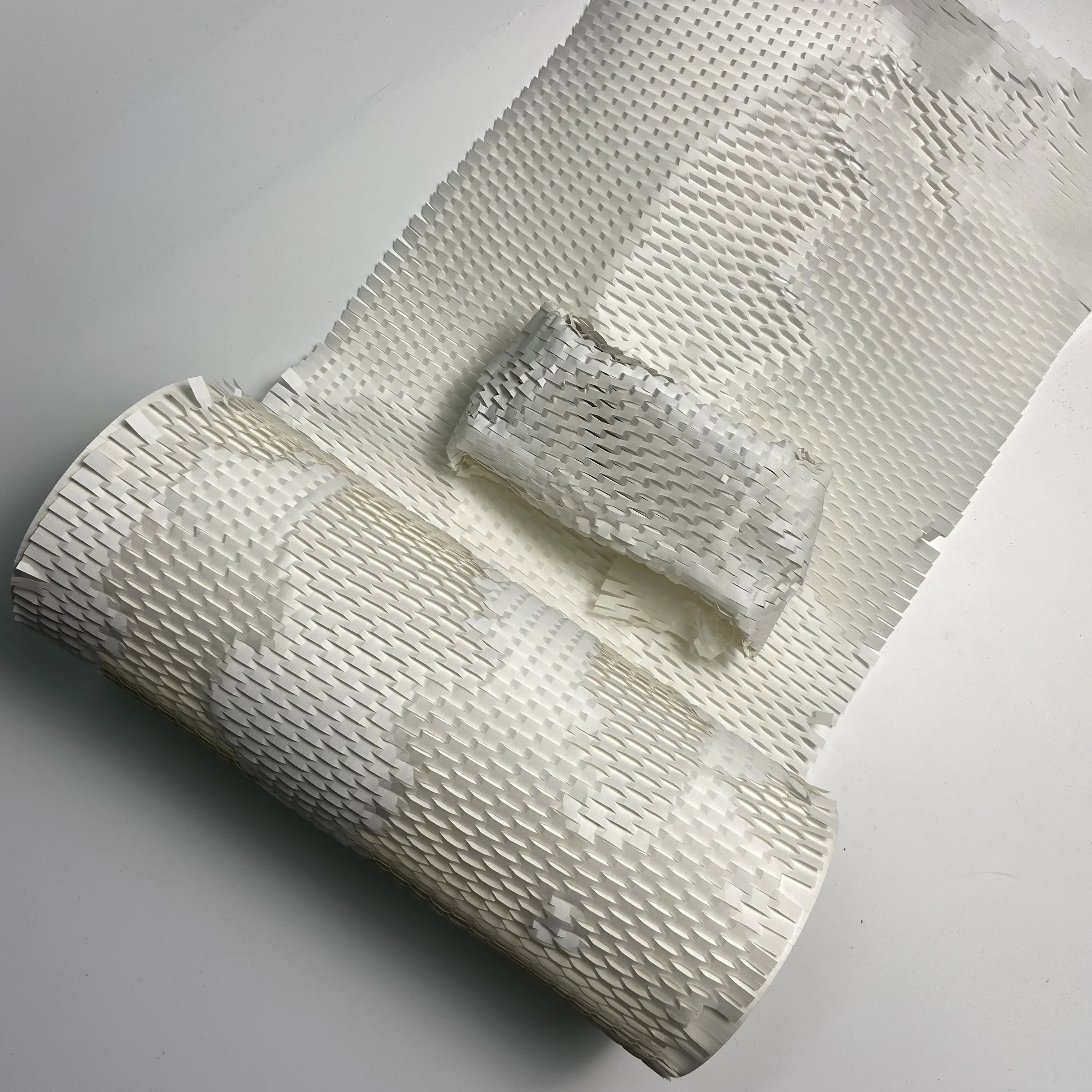 Papel de embalaje de panal blanco, rollo de envoltura de amortiguación ecológico para movimiento/envío, Papel Kraft reciclable Biodegradable