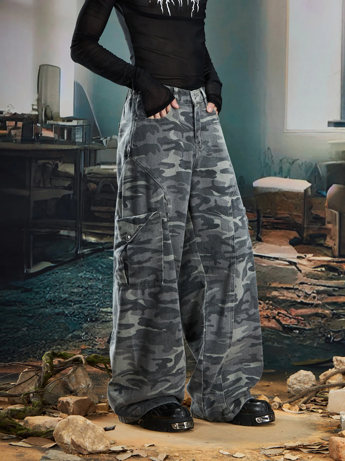 

Особый дизайн в камуфляже - это солдатский универсальный уличный комбинезон с карманами, широкие свободные брюки