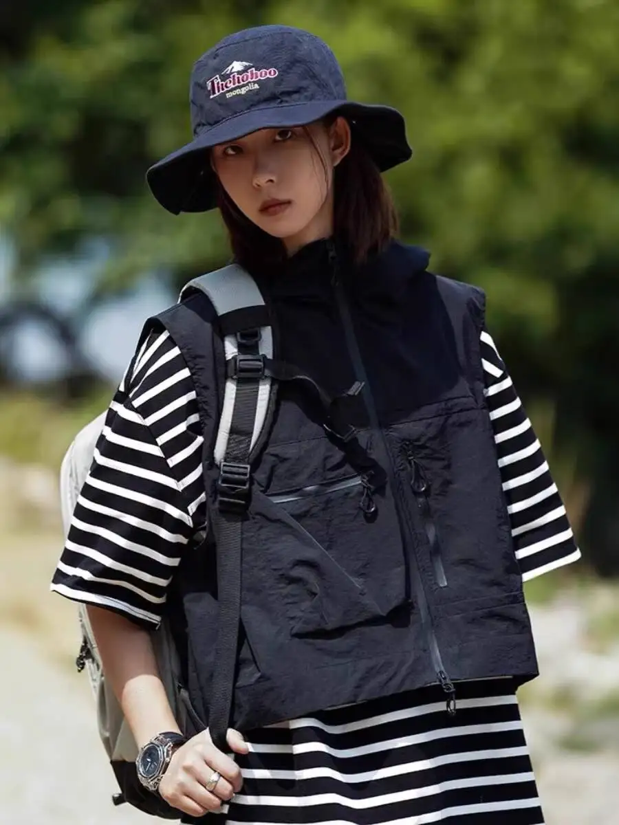 

2026 New Japanese Style Outdoor Hiking Multi Pocket Functional Windbreaker Fishing Hooded Cargo Vest Unisex Short Waistcoat