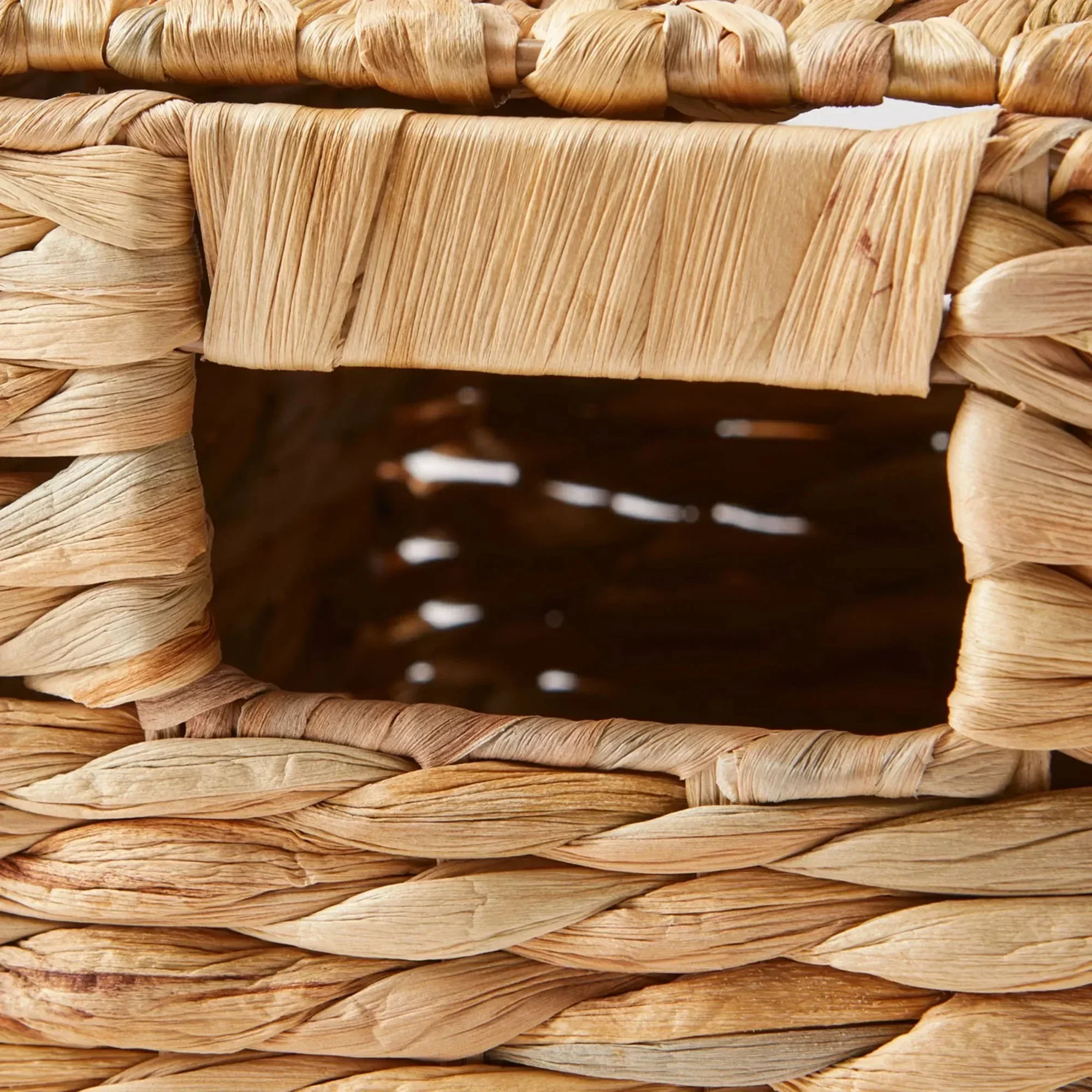 سلة صفير مع غطاء