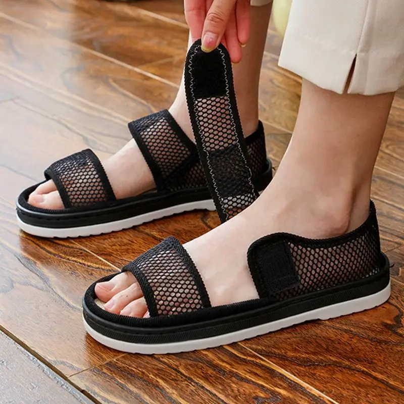

Уличная мужская обувь с дышащей сеткой и мягкой плоской подошвой с открытым носком, тренд 2025 года, стильные роскошные оригинальные летние мужские сандалии