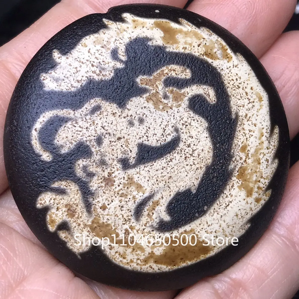 

Wenwan ancient beads Tibetan area return old-fashioned weathered pulp genuine agate dragon pattern board bead dzi bead pendant g