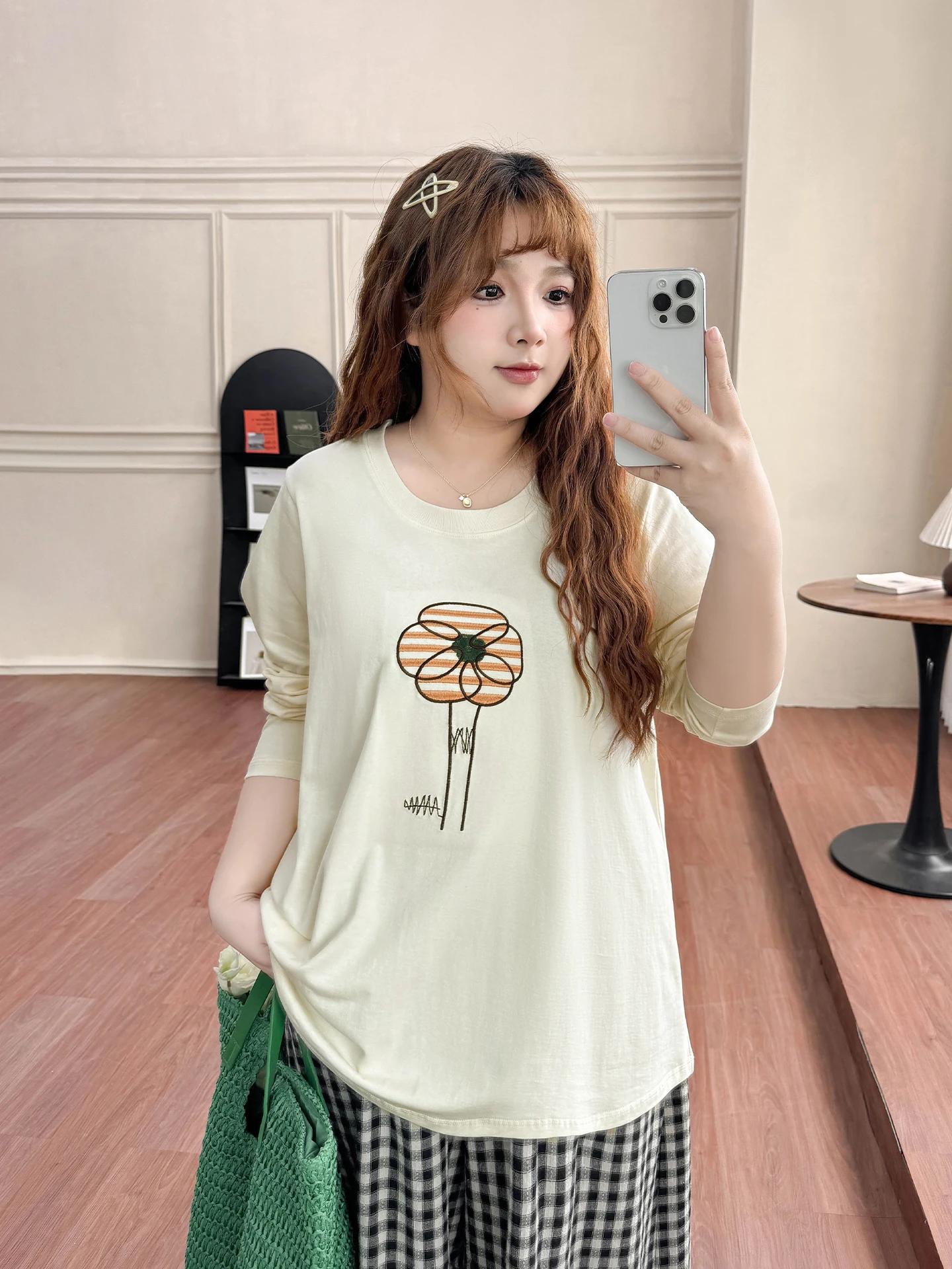 

plus Size Women's T-Shirt Embroidered Long Sleeve round Neck Flower Pattern Belly Covering Slimming Top Spring Fashion for pl...