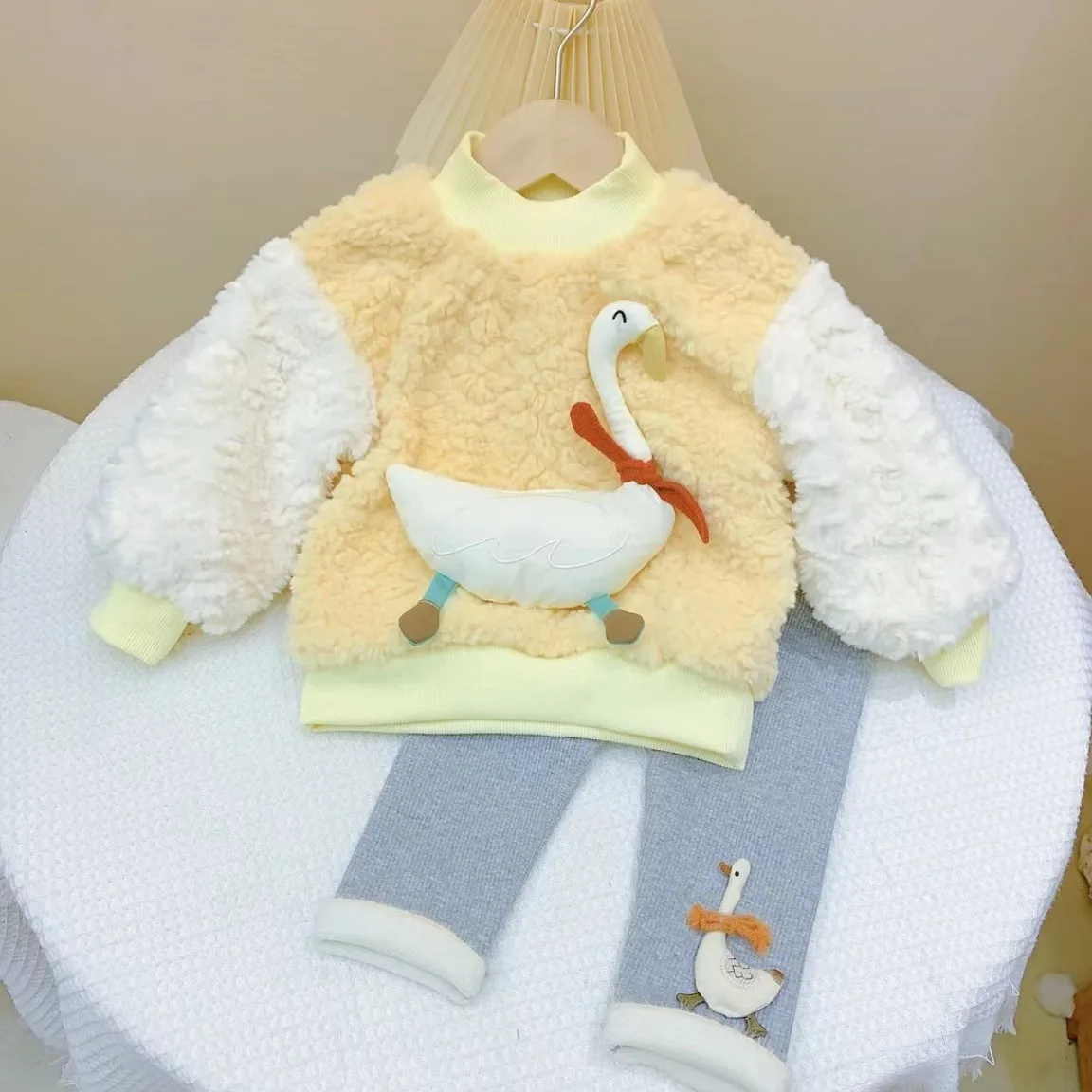 

Осенне-зимний теплый комплект для девочек, новинка 2024, детское флисовое утепленное пальто с капюшоном и овечьей шерсти, искусственная кожа