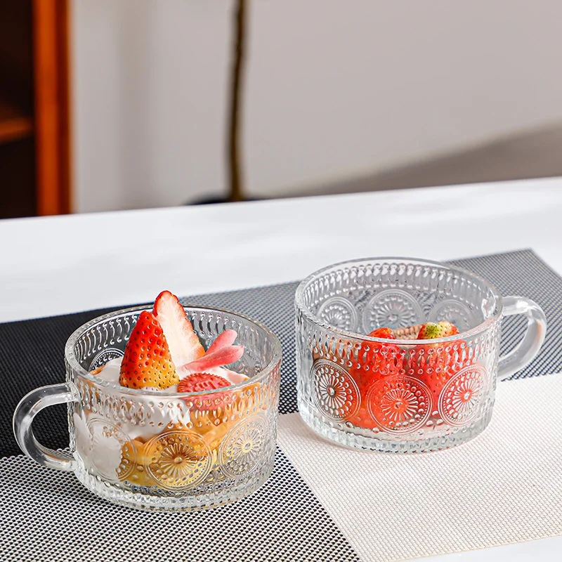 

Retro Sunflower Molded Bottom Glass Cup for Breakfast Oats Milk Vintage Water Cup Dessert Beverage Holder Flat Base Design