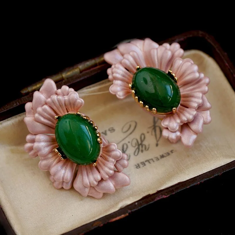 Natural green agate earrings, retro light luxury design studs, high-end temperament earrings.