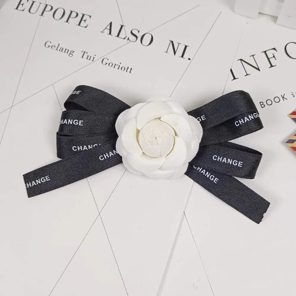 الكورية النسيج زهرة الكاميليا بروش دبوس للنساء أنيقة القوس قميص طوق دبابيس الملابس الزخرفية هدايا حفلات الزفاف مجوهرات