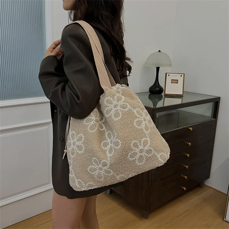 Autumn Winter Fashion Lamb Wool Shoulder Bag Women's Flower Drawstring Bag Large Capacity commute Tote Bag Shopping Bag