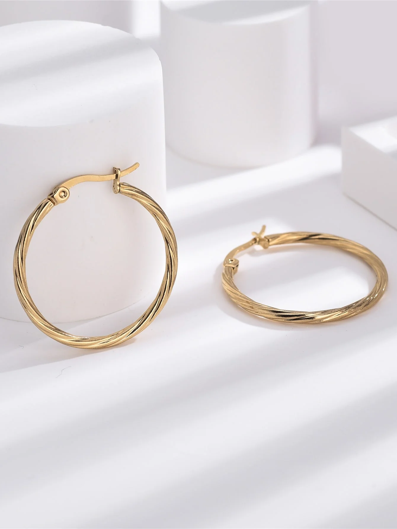 

Minimalist temperament, Korean personality, fashion, European and American exaggeration, geometric metal ring earrings