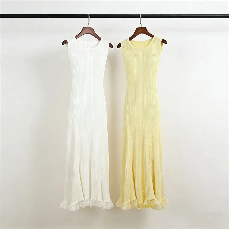 

Новое летнее трикотажное платье макси без рукавов с круглым вырезом и кружевной отделкой по бокам, идеально подходит для отпуска, повседневных мероприятий и свадеб.