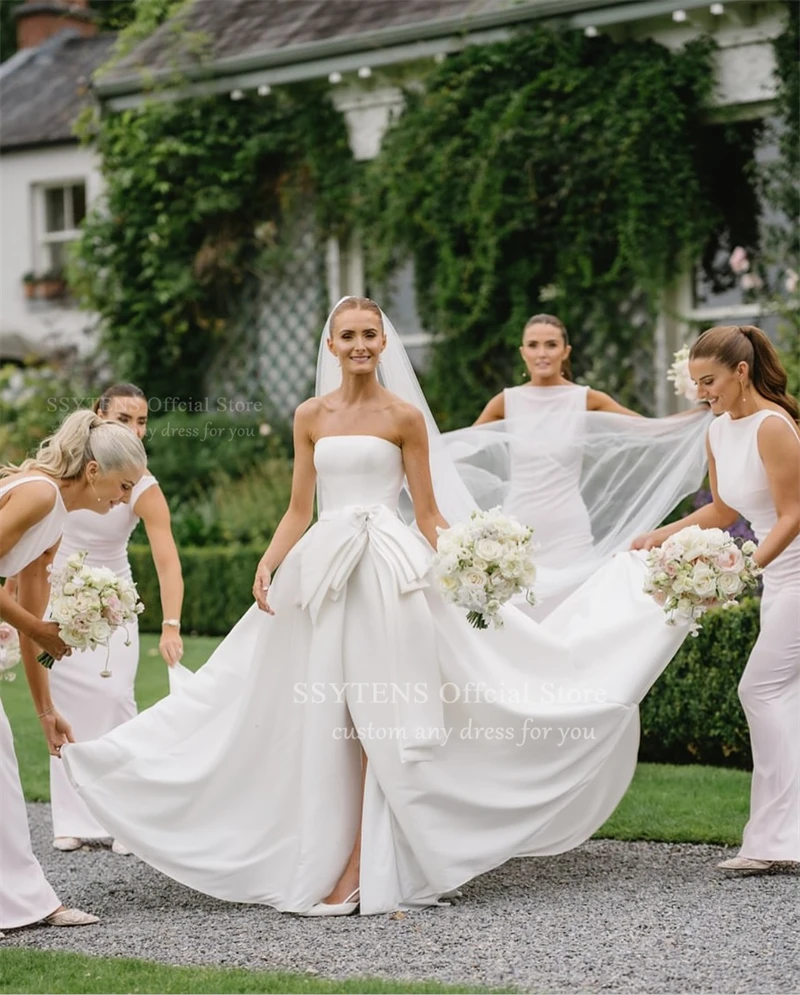 SSYTENS Anmutige Satin-Brautkleider 2026, trägerlos, plissiert, zivile Brautkleider, Schleife, offener Rücken, hoher Schlitz, Brautkleid, individuell gestaltet