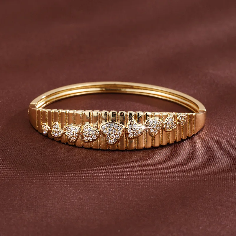 Trendy Retro Heart-shaped Zircon Bracelet Features Wide Lines Textures Presenting New Stylish Elegant Bangles for Women 2026 ES