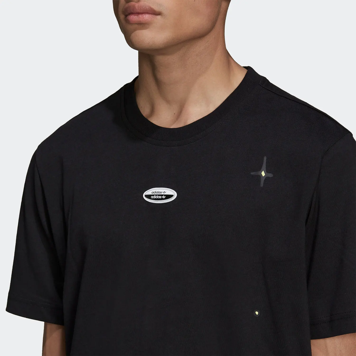 เสื้อยืดกีฬาผู้ชาย Adidas ของแท้ ลายสามแถบ คอกลม ระบายอากาศดี รุ่น HC9457