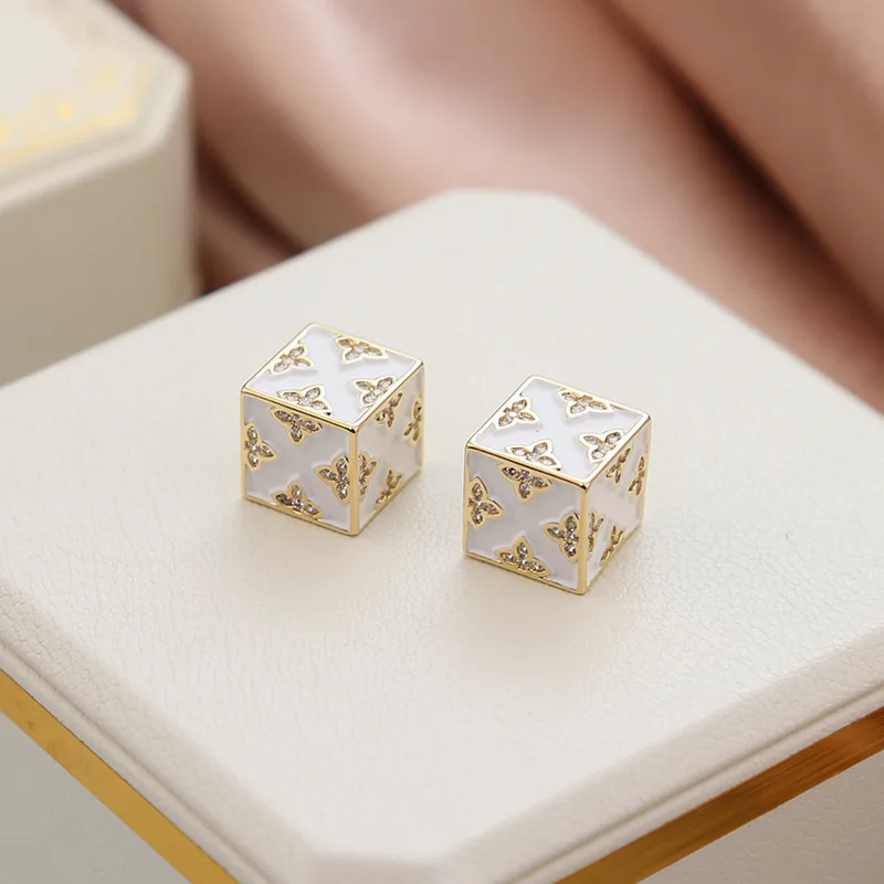 أقراط مشبكية على شكل زهرة بأربع أوراق مع إبرة فضية S925 متخصصة وخفيفة فاخرة ومتطورة وجه رقيق وتنحيف