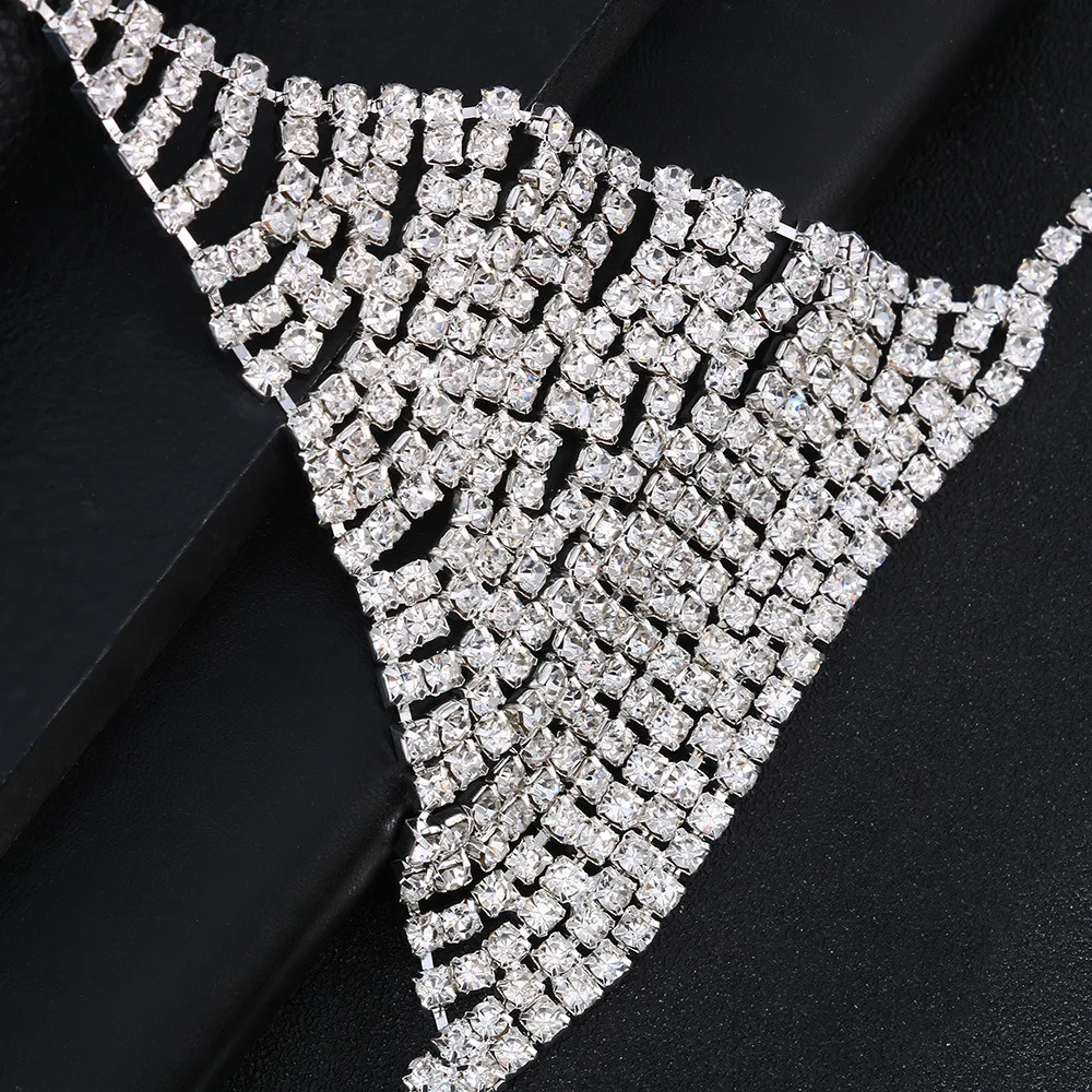 Triangolo alla moda Bikini Strass Catena sul petto Catena da spiaggia sabbiosa Gioielli Imbracatura versatile con strass per scollatura elegante