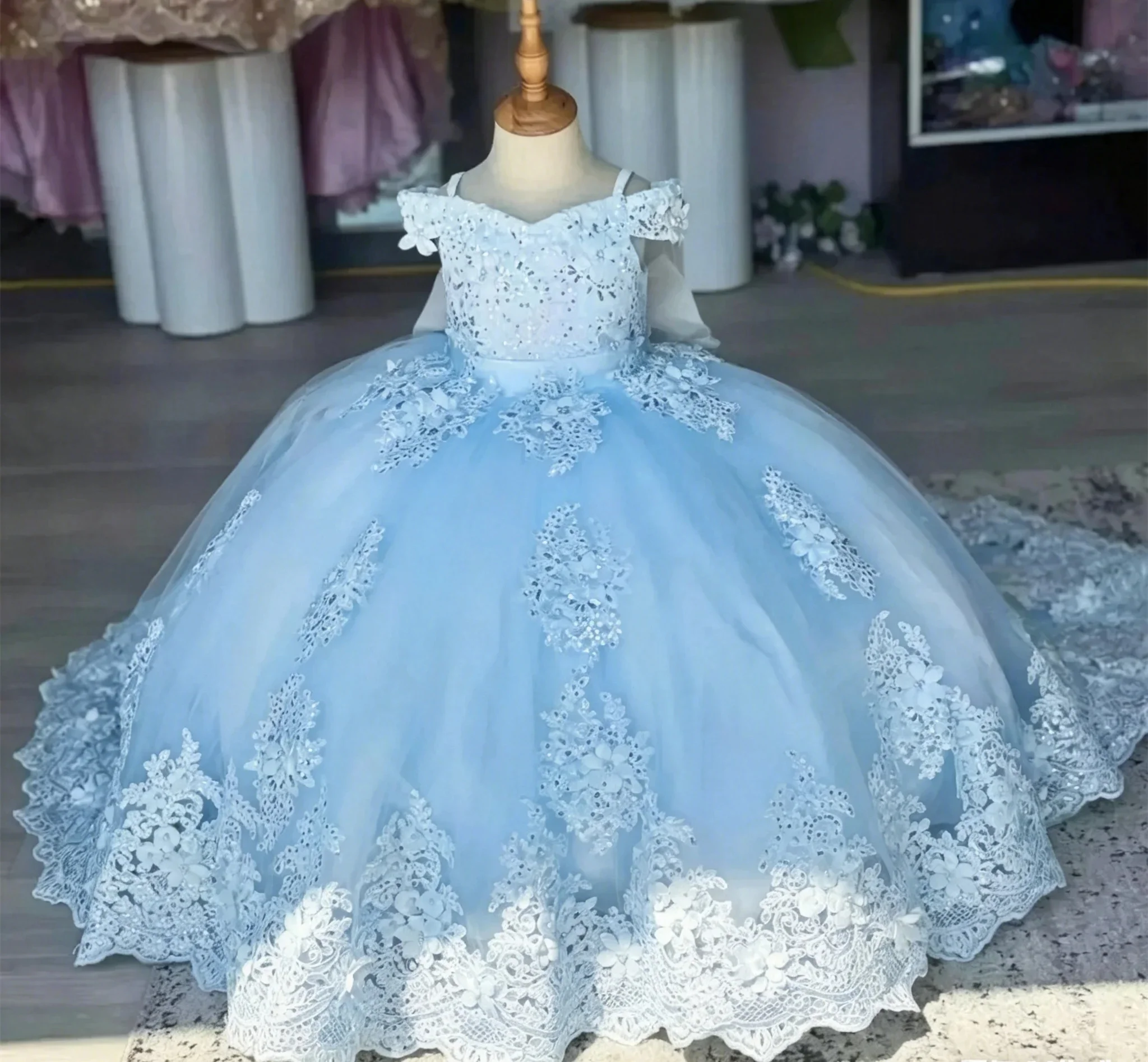 Maßgeschneiderte weiße Blumenmädchenkleider für Hochzeiten, Spitzenapplikationen, für Kinder, Neugeborene, Party, Federn, Perlen, Erstkommunion, Ballkleid – Detail 6