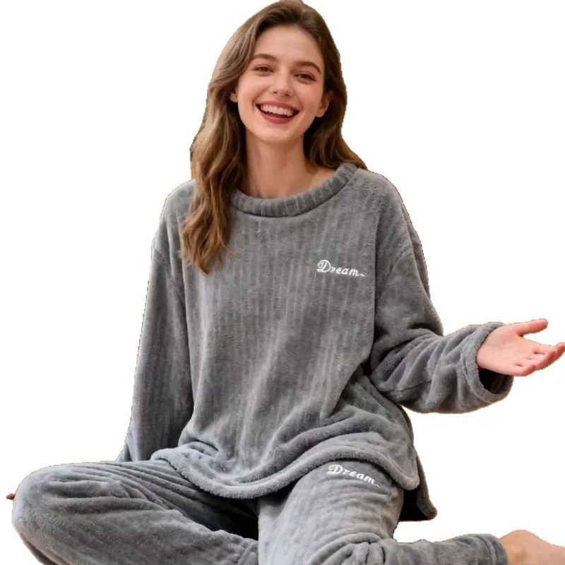 طقم بيجامة نسائي من الصوف المرجاني لخريف وشتاء 2026 طقم ملابس نوم سميك ودافئ مكون من قطعتين طقم مريح وعصري للفتيات #6