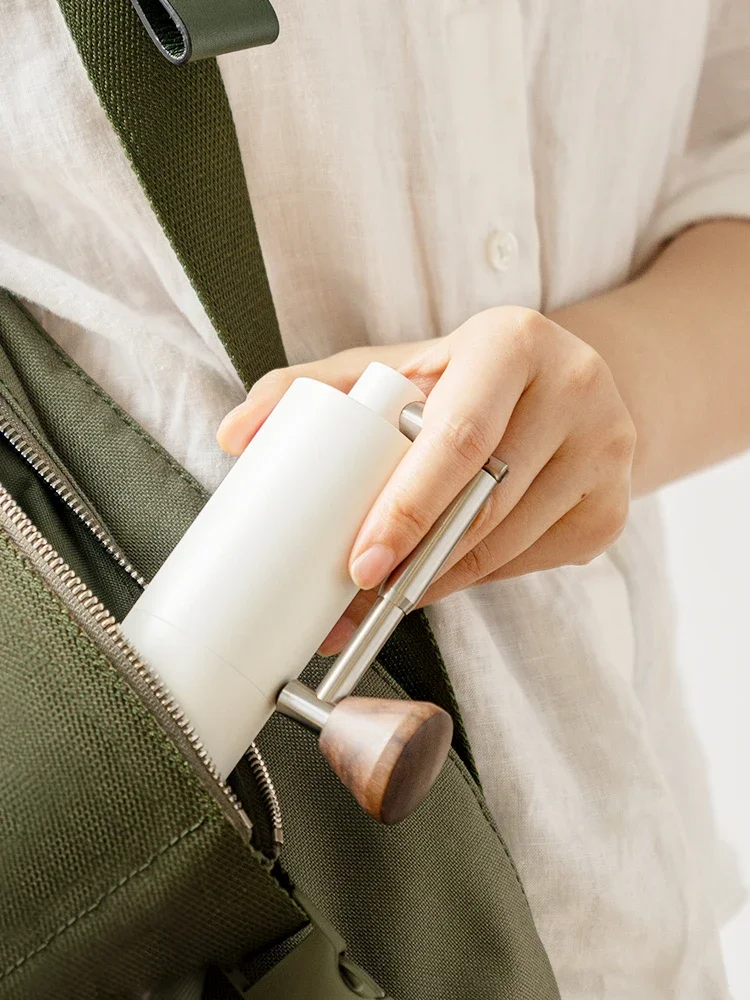 مطحنة يدوية محمولة قابلة للطي من Taimo Chestnut Nano لحبوب البن المنزلية، مع تحديد موضع المحور المركزي