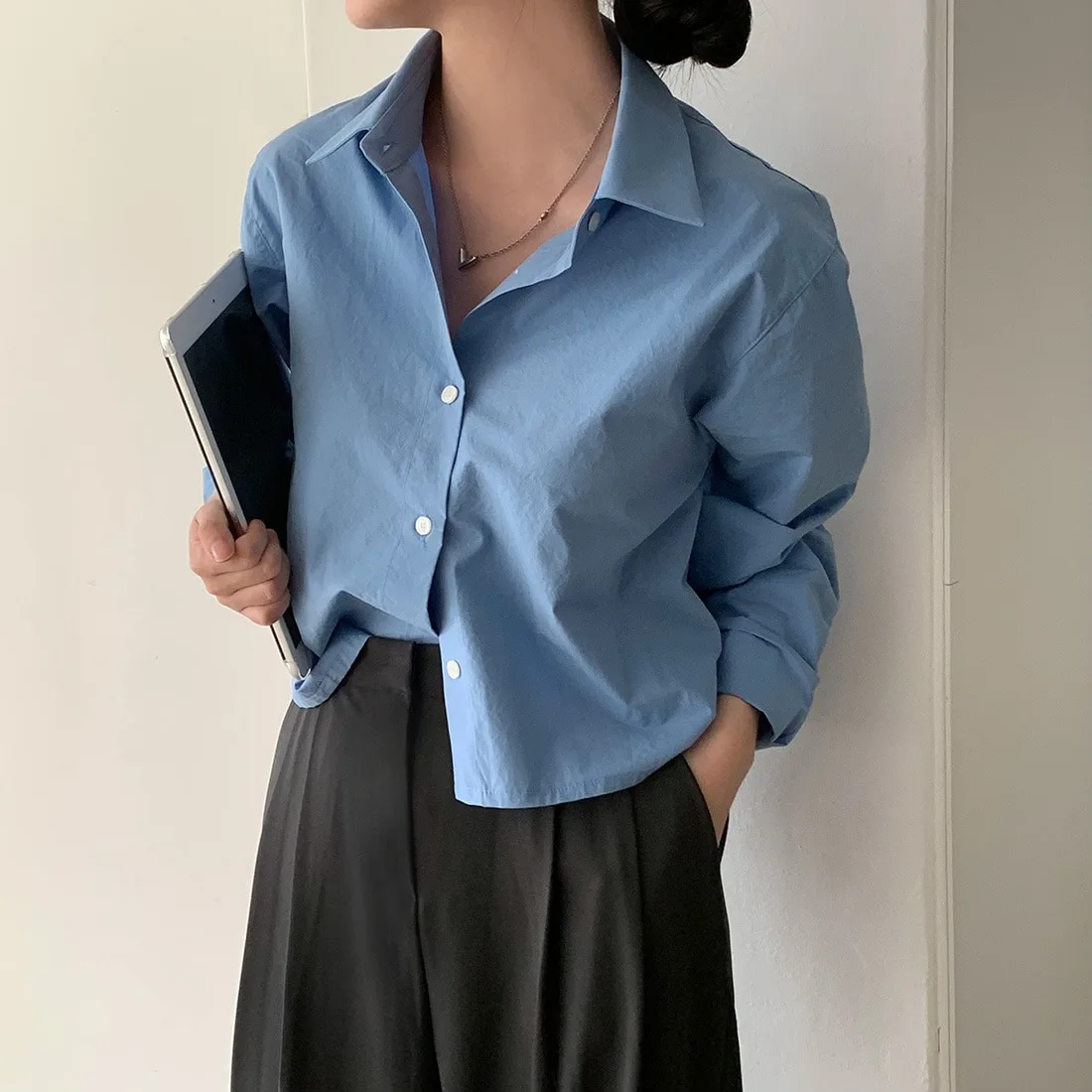 قميص نسائي فضفاض بأكمام طويلة وياقة مقلوبة، تصميم أساسي قصير بلون موحد، أنيق وعصري لبداية الربيع على الطراز الكوري #1