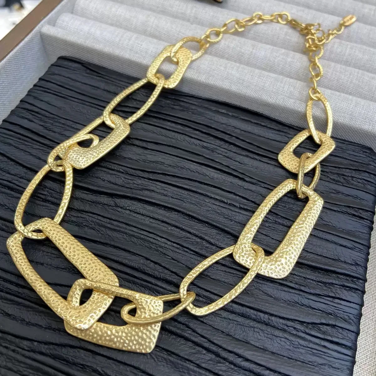 

New Fashion Trends Golden Geometry Necklace Dress Banquet Accessories Women's Jewelry Gift for Her Hip Hop Necklace High-Quality