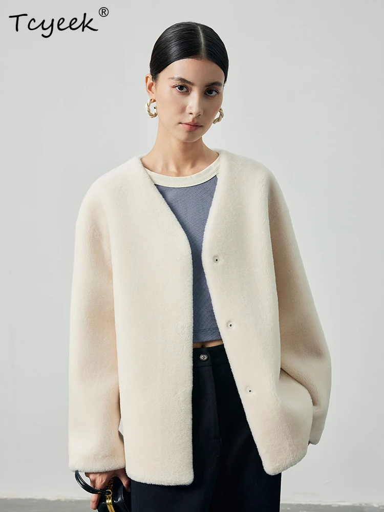 Tcyeek Pecora Autunno Inverno High End Trendy Scollo a V Beige Loose Fit Breve Cappotto di Pelliccia di Tosatura di Lana da Donna Fourrures Femme