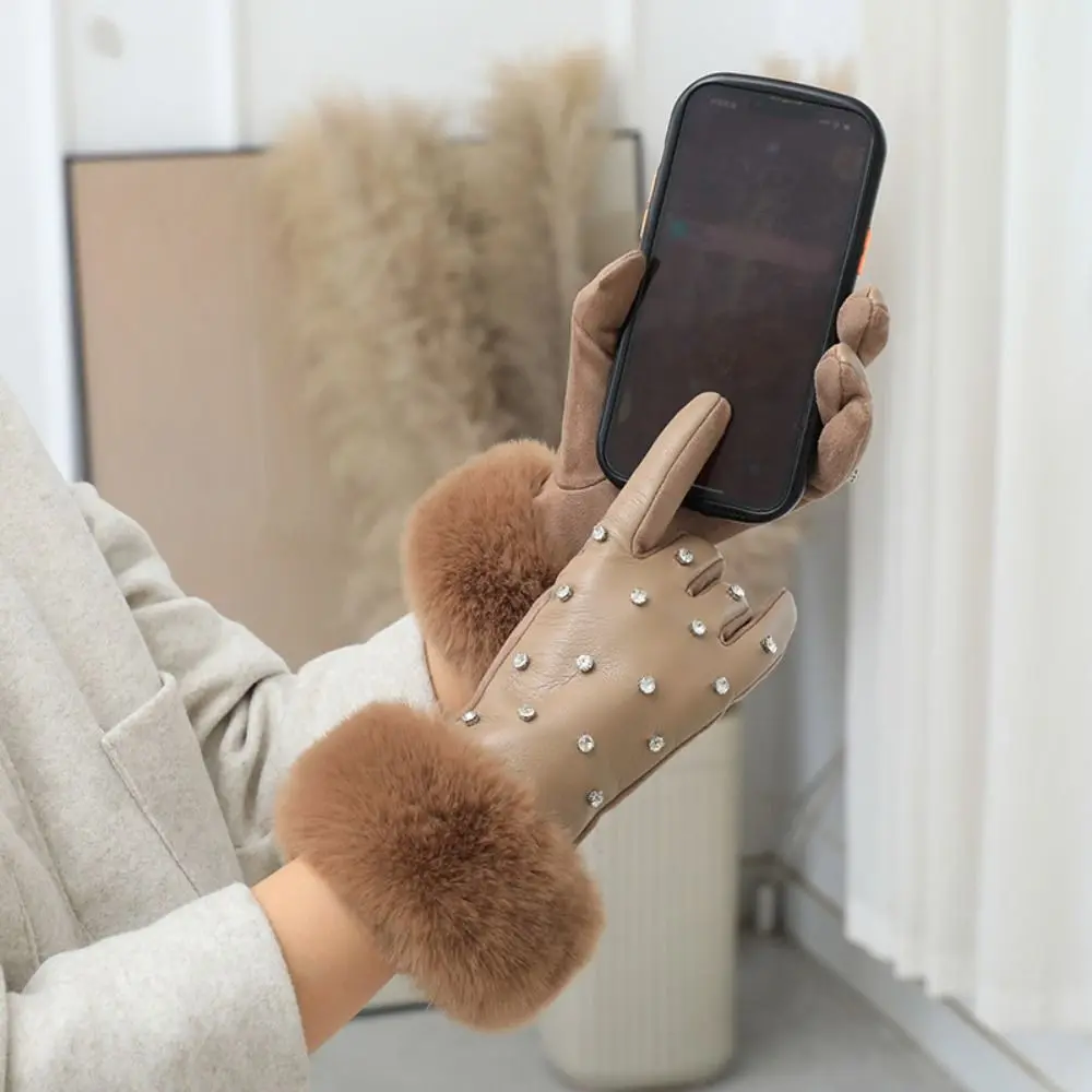 Fashion Faux Fur Trim Cuff PU Leather Gloves Lined Rhinestone Winter Thermal Gloves Windproof Touchscreen Warm Gloves for Women