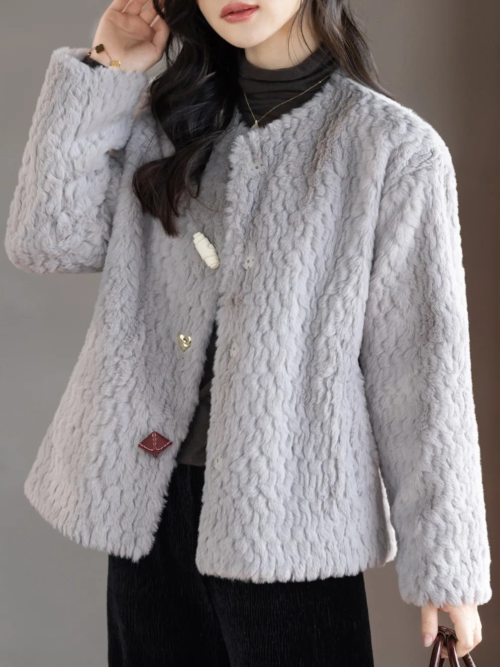 Ele Lamb Fur Jaet Women's Leather And Fur Inteated New 2025 Autumn Winter Lazy Age Reduction Top V-ne Long Sve