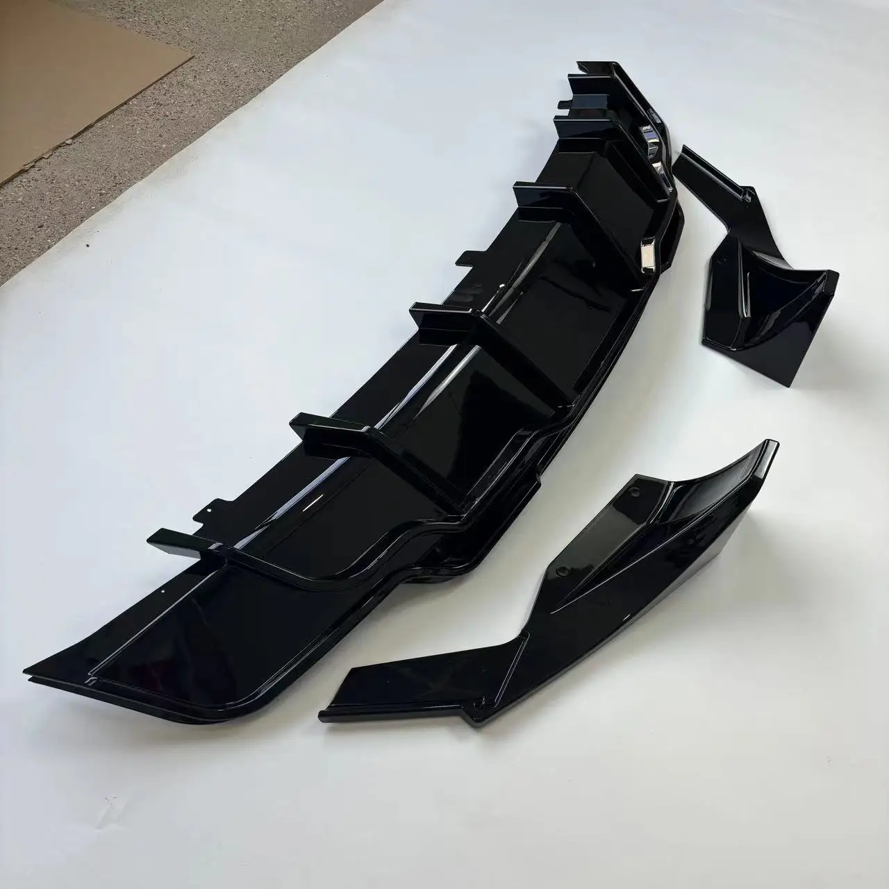 Direct Factory Sales Suitable for Tesla MODEL 3 Rear Bumper Lip Rear Diffuser Body Kit ABS Plastic Material Glossy Black