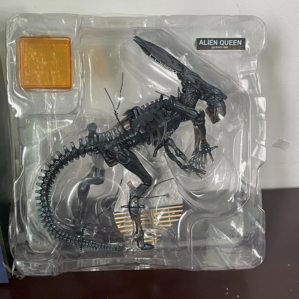 Sci-Fi Revoltech 016 Alien Warrior 018 Alien Queen Action Figure